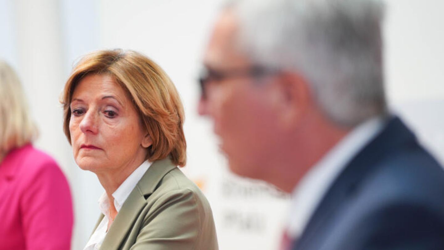 Malu Dreyer steht neben Roger Lewentz bei einer Pressekonferenz