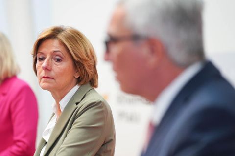 Malu Dreyer steht neben Roger Lewentz bei einer Pressekonferenz