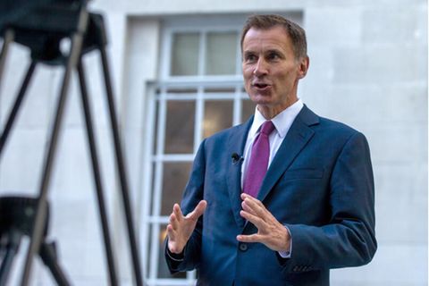 Jeremy Hunt, neuer britischer Finanzminister, spricht mit der Presse