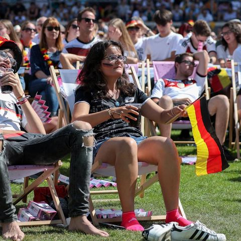 Fußball-Fans sitzen bei der WM 2018 zusammen