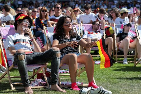 Fußball-Fans sitzen bei der WM 2018 zusammen