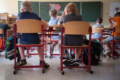 Schüler sitzen in einem Klassenraum einer Grundschule