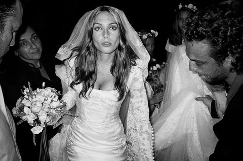 Obwohl er selbst nie verheiratet war, spielen Hochzeiten im Leben von Fotograf Mario Testino eine immens große Rolle. "Wir wuchsen in einem Haus umgeben von den Hochzeitsfotos unserer Eltern auf, und wir liebten es, wenn sie in Erinnerungen an den schönsten Tag ihres Lebens schwelgten", schreibt der 67-Jährige im Vorwort zu seinem neuen Buch "I Love You", das jetzt im Taschen Verlag erschienen ist. Der Bildband ist eine fotografische Hommage an das Thema Hochzeit und zeigt zahlreiche Aufnahmen, die Testino im Laufe seiner Karriere geschossen hat. Darunter auch Fotos, die bei Hochzeiten von Freunden entstanden sind wie etwa 2011 in Aix en Provence, als die französische Schauspielerin Joséphine de La Baume den Musikproduzenten Mark Ronson heiratete. 2018 ließ sich das Paar allerdings wieder scheiden. Ronson ist inzwischen mit Grace Gummer, der Tochter von Schauspielerin Meryl Streep, verheiratet.