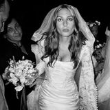 Obwohl er selbst nie verheiratet war, spielen Hochzeiten im Leben von Fotograf Mario Testino eine immens große Rolle. "Wir wuchsen in einem Haus umgeben von den Hochzeitsfotos unserer Eltern auf, und wir liebten es, wenn sie in Erinnerungen an den schönsten Tag ihres Lebens schwelgten", schreibt der 67-Jährige im Vorwort zu seinem neuen Buch "I Love You", das jetzt im Taschen Verlag erschienen ist. Der Bildband ist eine fotografische Hommage an das Thema Hochzeit und zeigt zahlreiche Aufnahmen, die Testino im Laufe seiner Karriere geschossen hat. Darunter auch Fotos, die bei Hochzeiten von Freunden entstanden sind wie etwa 2011 in Aix en Provence, als die französische Schauspielerin Joséphine de La Baume den Musikproduzenten Mark Ronson heiratete. 2018 ließ sich das Paar allerdings wieder scheiden. Ronson ist inzwischen mit Grace Gummer, der Tochter von Schauspielerin Meryl Streep, verheiratet.