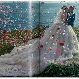 Das Kleid der Braut ist nicht nur bei vielen Hochzeiten einer der Höhepunkte, auch Mario Testino räumt der Mode in seinem Buch einen hohen Stellenwert ein. Neben Fotos von echten Hochzeiten sind in dem Bildband auch zahlreiche Fashion-Aufnahmen für Magazine wie "Vogue", "Vanity Fair" oder "Allure" zu sehen. Auch wenn es aussieht wie ein inszeniertes Shooting: Diese Hochzeit ist echt und fand 2016 auf Capri statt. Damals heiratete Modejournalistin Giovanna Battaglia den Immobilien-Investor Oscar Engelbert – in einem opulenten Kleid von Alexander McQueen.