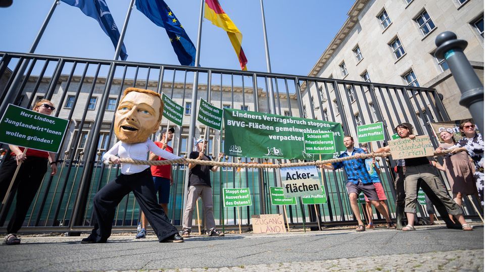 Eine Protestaktion von Junglandwirten vor dem Bundesfinanzministerium in Berlin