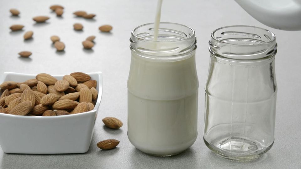 Mandelmilch: So einfach kann man sie mit nur drei Zutaten selbst machen
