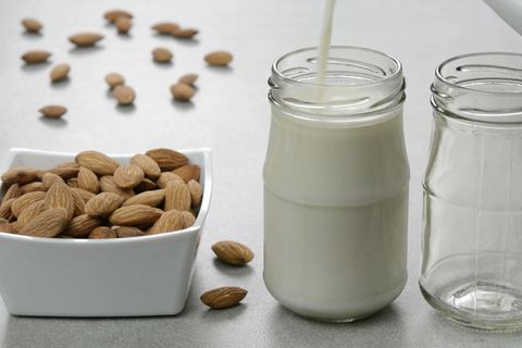 Mandelmilch: So einfach kann man sie mit nur drei Zutaten selbst machen