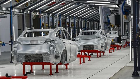 Die Produktion von Tesla Model Y in einer Produktionshalle