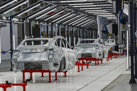 Die Produktion von Tesla Model Y in einer Produktionshalle
