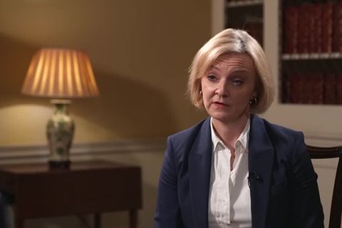 Video: Truss räumt Fehler ein, schließt Rücktritt aber aus