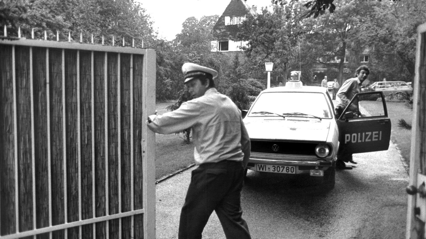 Die Blutspur der Terrorgruppe geht weiter: Am 30. Juli erschießt Terroristin Brigitte Mohnhaupt Jürgen Ponto, den Vorstandssprecher der Dresdner Bank, in dessen Haus in Oberursel. Eigentlich hatte die RAF die Entführung des Managers geplant.