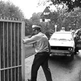 Die Blutspur der Terrorgruppe geht weiter: Am 30. Juli erschießt Terroristin Brigitte Mohnhaupt Jürgen Ponto, den Vorstandssprecher der Dresdner Bank, in dessen Haus in Oberursel. Eigentlich hatte die RAF die Entführung des Managers geplant.