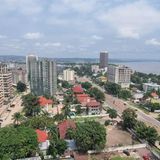 Demokratische Republik Kongo: Die Hölle für Kinder  Kinshasa am Ufer des mächtigen Flusses Kongo. Obwohl reich an Bodenschätzen sowie natürlichen Ressourcen ist der von politischen Unruhen beherrschte, dysfunktionale Staat nicht in der Lage, grundlegende Bedürfnisse wie Schulbildung, Gesundheit oder Armutsbekämpfung zu gewährleisten. Die Wahl des heutigen Staatspräsidenten im Januar 2019 war die erste friedliche Machtübergang seit der Unabhängigkeit 1960. Zwar gibt es formal eine verpflichtende Schulbildung vom sechsten bis zum zwölften Lebensjahr, doch ein staatliches Schulsystem ist praktisch nicht vorhanden. Lediglich 1,5 Prozent des Bruttoinlandproduktes kommen der Bildung zu, völlig unzureichend für eine Bevölkerung, die fast zur Hälfte jünger als 14 Jahre ist. Die meisten Schulen werden von den Eltern durch Schulgelder getragen, oft werden die Lehrer direkt von den Eltern bezahlt. Unerschwinglich für die mehrheitlich völlig verarmte Bevölkerung, vor allem für Familien mit im Schnitt fünf bis sechs Kindern. In den Grundschulklassen lernen in der Regel 70 und mehr Schüler. Der Lernerfolg ist daher bescheiden. Selbst nach sechs Jahren Schule können nur wenige ausreichend Lesen und Schreiben. Datenerhebungen der Uno zufolge hat kaum eine Schule Zugang zu Elektrizität, zwei Drittel haben kein Trinkwasser und zwei bis drei Kinder müssen sich ein Schulbuch teilen.