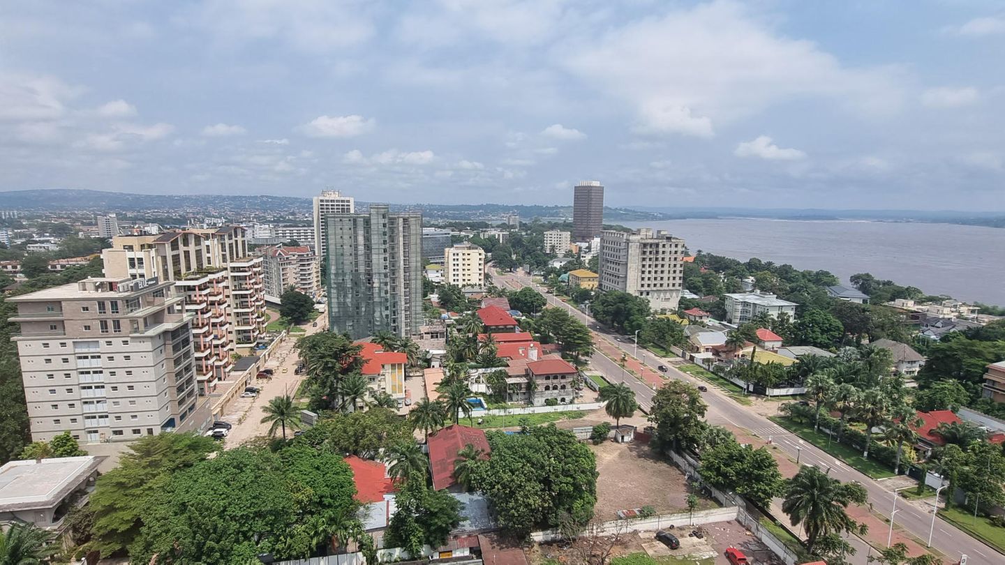 Demokratische Republik Kongo: Die Hölle für Kinder  Kinshasa am Ufer des mächtigen Flusses Kongo. Obwohl reich an Bodenschätzen sowie natürlichen Ressourcen ist der von politischen Unruhen beherrschte, dysfunktionale Staat nicht in der Lage, grundlegende Bedürfnisse wie Schulbildung, Gesundheit oder Armutsbekämpfung zu gewährleisten. Die Wahl des heutigen Staatspräsidenten im Januar 2019 war die erste friedliche Machtübergang seit der Unabhängigkeit 1960. Zwar gibt es formal eine verpflichtende Schulbildung vom sechsten bis zum zwölften Lebensjahr, doch ein staatliches Schulsystem ist praktisch nicht vorhanden. Lediglich 1,5 Prozent des Bruttoinlandproduktes kommen der Bildung zu, völlig unzureichend für eine Bevölkerung, die fast zur Hälfte jünger als 14 Jahre ist. Die meisten Schulen werden von den Eltern durch Schulgelder getragen, oft werden die Lehrer direkt von den Eltern bezahlt. Unerschwinglich für die mehrheitlich völlig verarmte Bevölkerung, vor allem für Familien mit im Schnitt fünf bis sechs Kindern. In den Grundschulklassen lernen in der Regel 70 und mehr Schüler. Der Lernerfolg ist daher bescheiden. Selbst nach sechs Jahren Schule können nur wenige ausreichend Lesen und Schreiben. Datenerhebungen der Uno zufolge hat kaum eine Schule Zugang zu Elektrizität, zwei Drittel haben kein Trinkwasser und zwei bis drei Kinder müssen sich ein Schulbuch teilen.