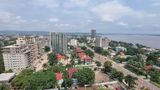 Demokratische Republik Kongo: Die Hölle für Kinder  Kinshasa am Ufer des mächtigen Flusses Kongo. Obwohl reich an Bodenschätzen sowie natürlichen Ressourcen ist der von politischen Unruhen beherrschte, dysfunktionale Staat nicht in der Lage, grundlegende Bedürfnisse wie Schulbildung, Gesundheit oder Armutsbekämpfung zu gewährleisten. Die Wahl des heutigen Staatspräsidenten im Januar 2019 war die erste friedliche Machtübergang seit der Unabhängigkeit 1960. Zwar gibt es formal eine verpflichtende Schulbildung vom sechsten bis zum zwölften Lebensjahr, doch ein staatliches Schulsystem ist praktisch nicht vorhanden. Lediglich 1,5 Prozent des Bruttoinlandproduktes kommen der Bildung zu, völlig unzureichend für eine Bevölkerung, die fast zur Hälfte jünger als 14 Jahre ist. Die meisten Schulen werden von den Eltern durch Schulgelder getragen, oft werden die Lehrer direkt von den Eltern bezahlt. Unerschwinglich für die mehrheitlich völlig verarmte Bevölkerung, vor allem für Familien mit im Schnitt fünf bis sechs Kindern. In den Grundschulklassen lernen in der Regel 70 und mehr Schüler. Der Lernerfolg ist daher bescheiden. Selbst nach sechs Jahren Schule können nur wenige ausreichend Lesen und Schreiben. Datenerhebungen der Uno zufolge hat kaum eine Schule Zugang zu Elektrizität, zwei Drittel haben kein Trinkwasser und zwei bis drei Kinder müssen sich ein Schulbuch teilen.