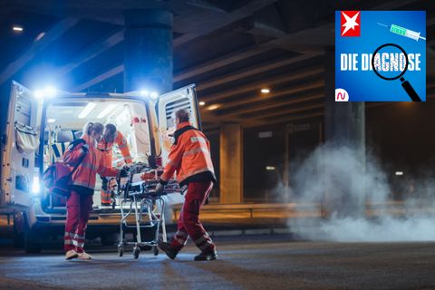 Eine Frau wird verletzt nach einem Autounfall aufgefunden