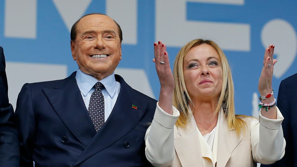 Berlusconi und Meloni bei einer Wahlkampfveranstaltung