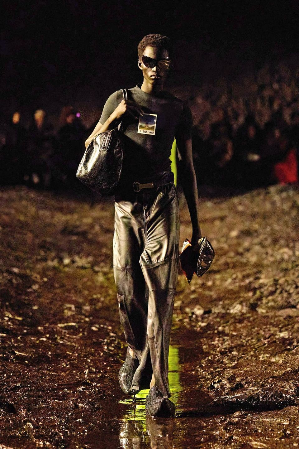 Ein Model läuft während der Balenciaga-Show in Paris mit der Clutch in Chipstüten-Optik über den Laufsteg