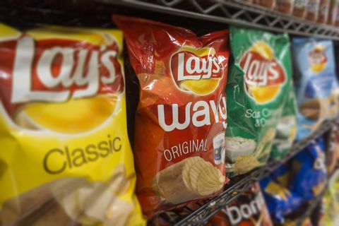Symbolfoto für Balenciaga-Handtasche: Chipstüten der Marke Lays stehen in einem Supermarktregal