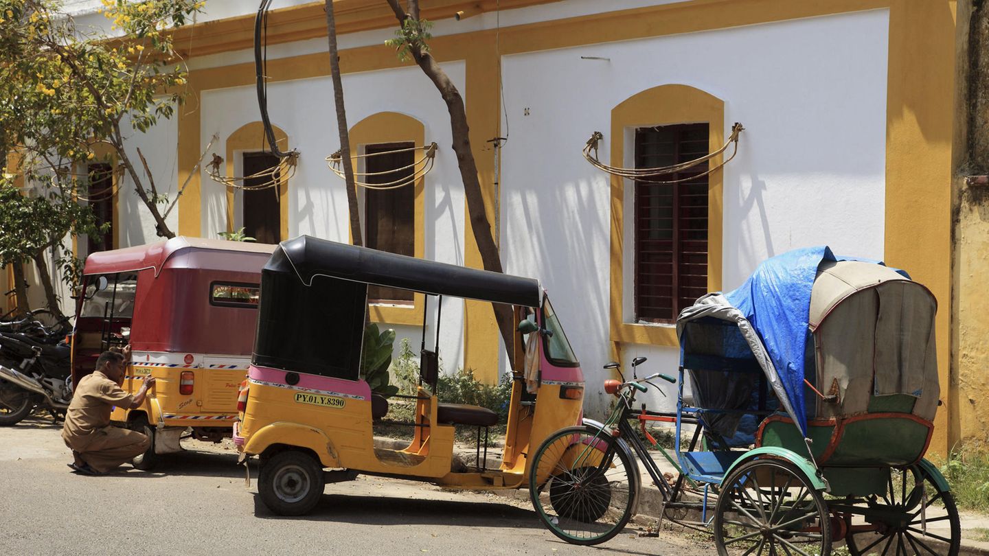 Puducherry, Indien Rikschas stehen vor einem Gebäude im französischen Kolonialstil