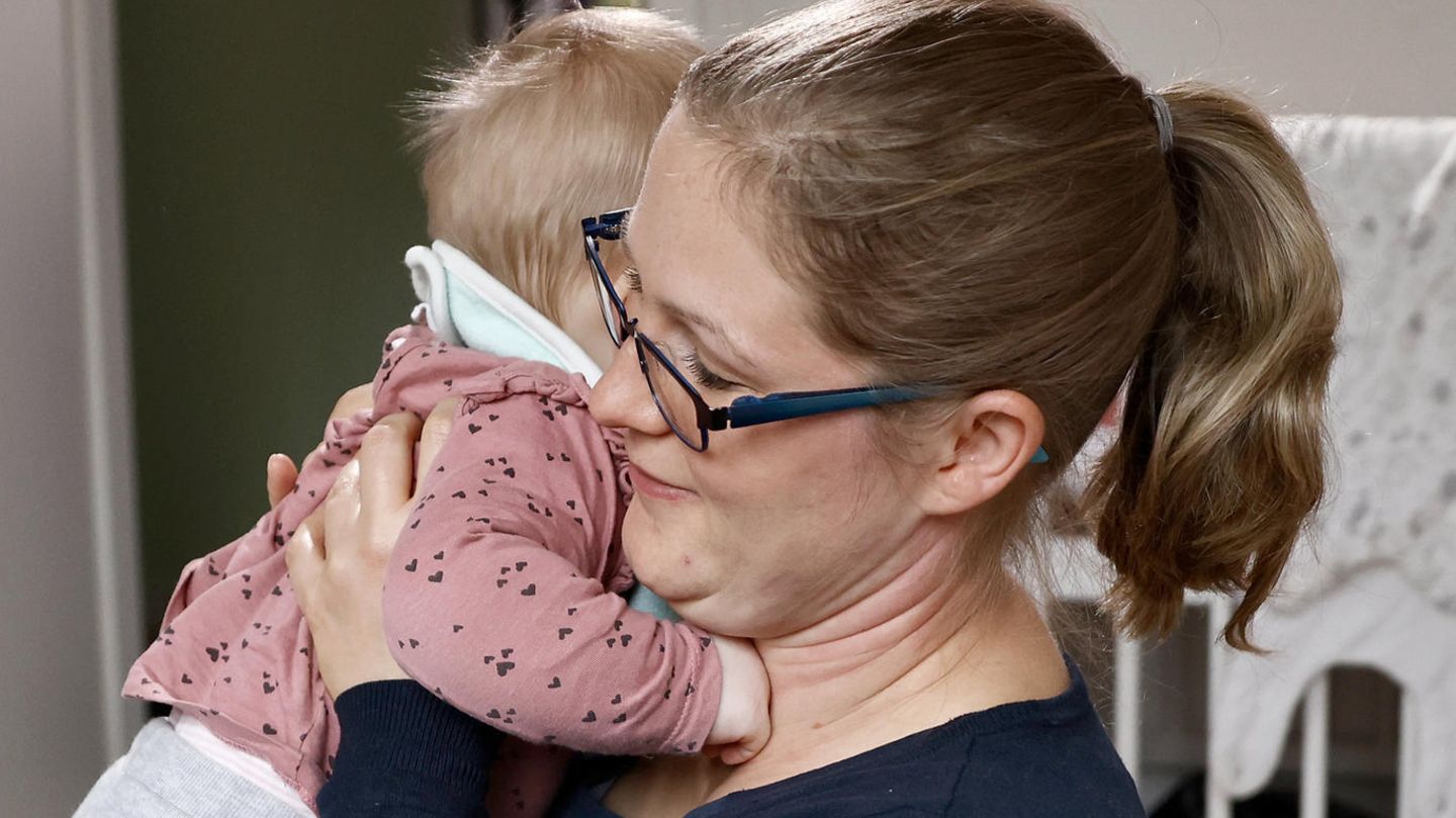 Eine Frau hält ihr Baby auf dem Arm. Bei ihr wurde eine Wochenbettdepression diagnostiziert.