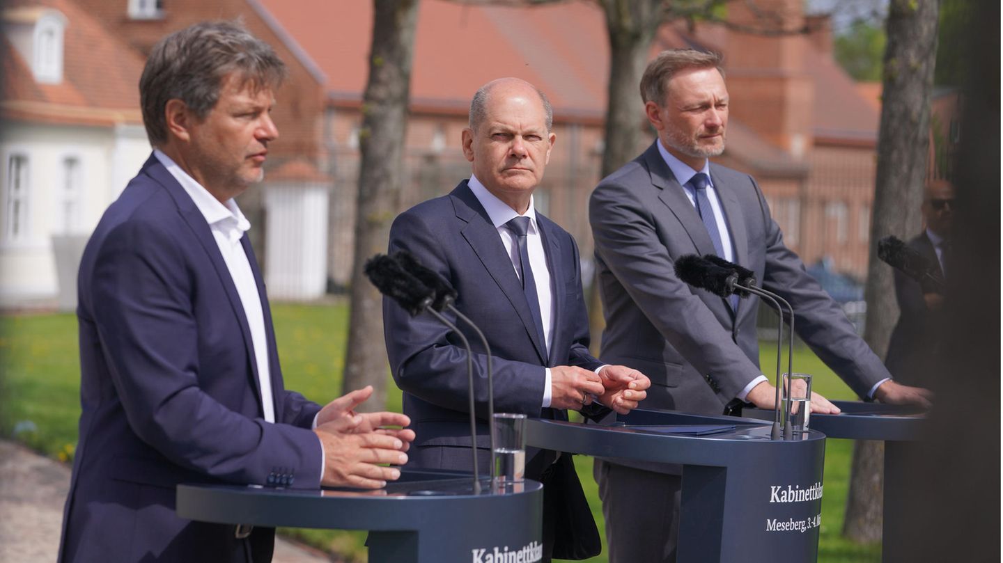 Bundeskanzler Olaf Scholz (M., SPD)