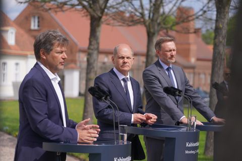 Bundeskanzler Olaf Scholz (M., SPD)