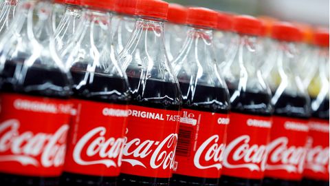 Coca-Cola Falschen aufgereiht nebeneinander im Regal