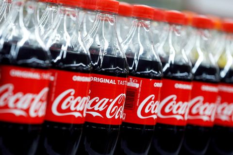 Coca-Cola Falschen aufgereiht nebeneinander im Regal