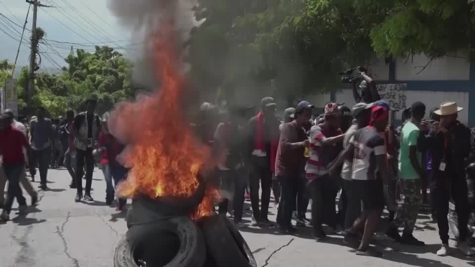 Video: Haitianer demonstrieren gegen ausländische Einmischung in Krise Video: Haitianer demonstrieren gegen ausländische Einmischung in Krise