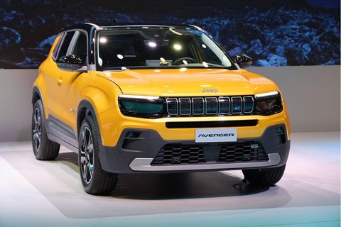 Der Jeep Avenger steht auf einer Bühne