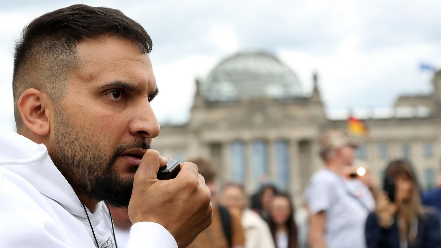 Attila Hildmann bei einem Auftritt vor dem Bundestag