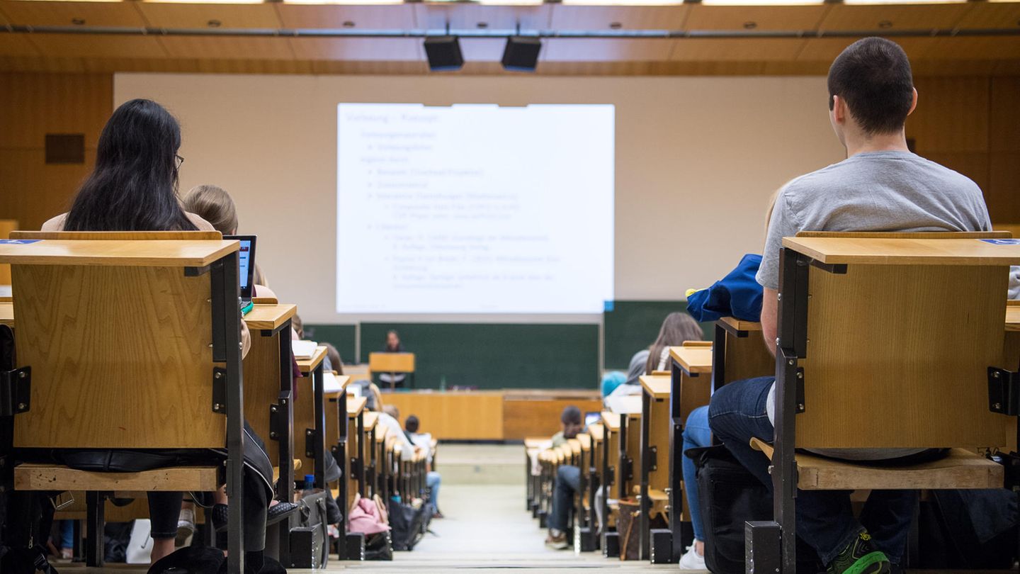 Energiekrise: Studierende sitzen in einem Hörsaal Energiekrise: Studierende sitzen in einem Hörsaal