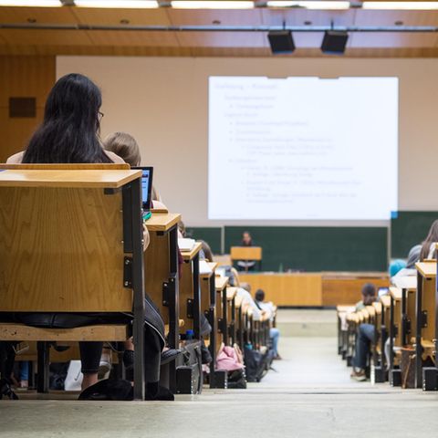 Energiekrise: Studierende sitzen in einem Hörsaal