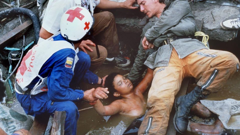 Omayra Sánchez umringt von Helfern