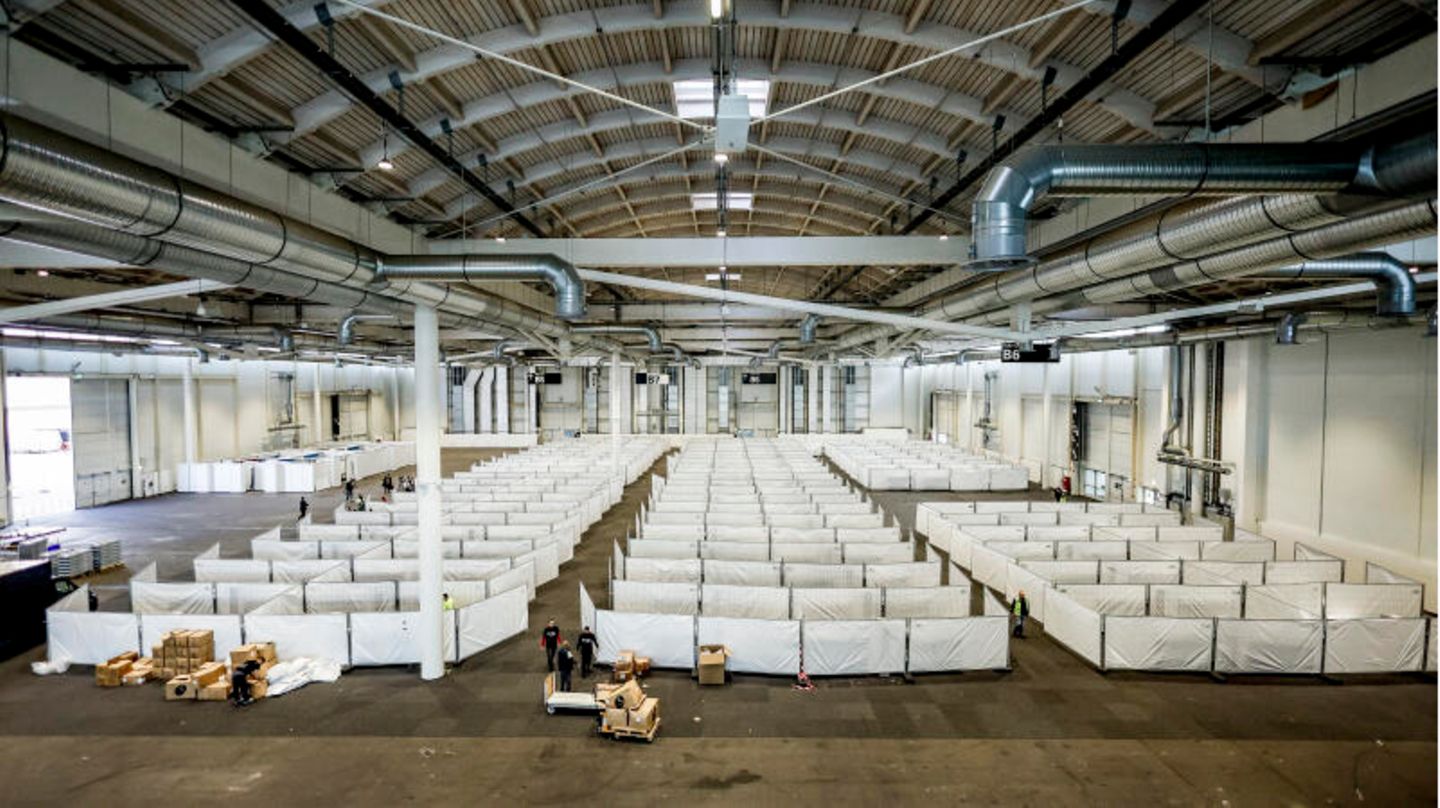 Die Messehalle in Hamburg wurde bereits als Lage für Flüchtlinge hergerichtet