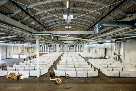 Die Messehalle in Hamburg wurde bereits als Lage für Flüchtlinge hergerichtet