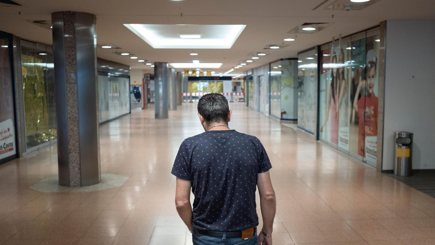 Advar Tolu im leeren Einkaufszentrum