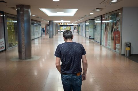 Advar Tolu im leeren Einkaufszentrum