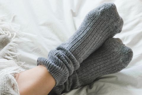 Sitzhaltung und viel Trinken: Diese Tipps helfen gegen kalte Füße