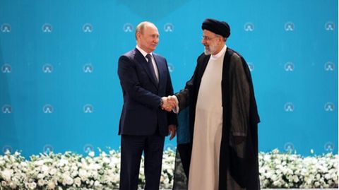Putin und Raisi schütteln sich die Hand