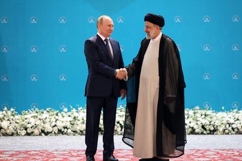 Putin und Raisi schütteln sich die Hand