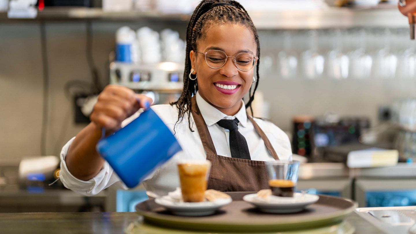 Barista mit Milchschaum Barista mit Milchschaum