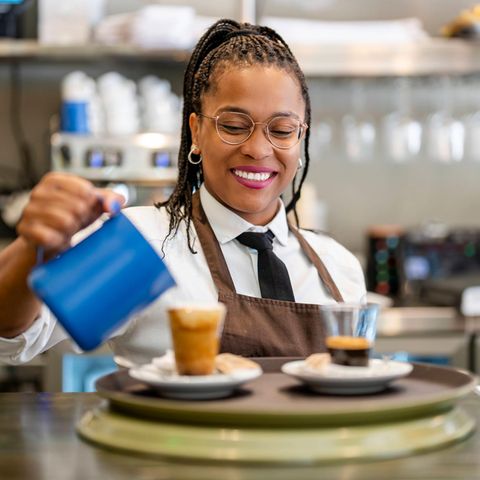 Barista mit Milchschaum