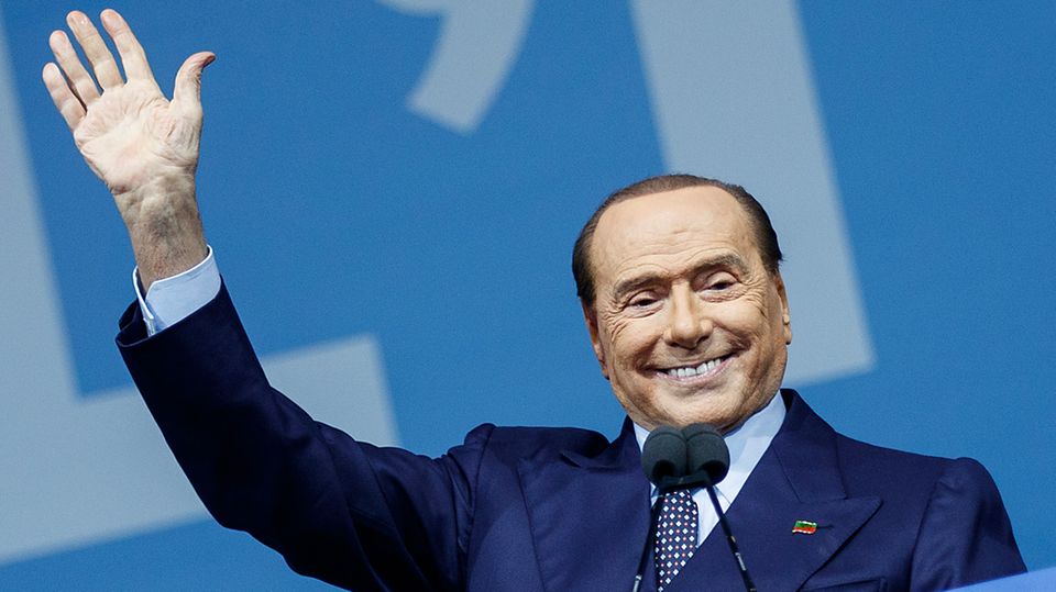 Silvio Berlusconi, Vorsitzender von Forza Italia, winkt