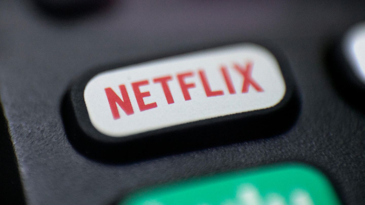 Netflix Logo auf der Fernbedienung