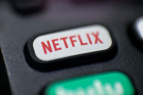 Netflix Logo auf der Fernbedienung