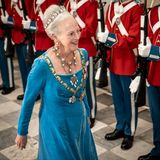 Königin Margrethe kommt zum Galabankett im Schloss Christiansborg