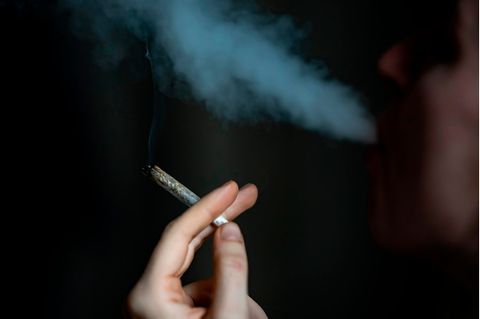 Eine Person raucht einen Joint. Die Ampel-Parteien wollen Cannabis für den Genuss legalisieren